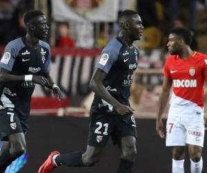 Mónaco: el delantero senegalés Metz 'Ibrahima Niane (L) celebra después de anotar un gol durante el partido de fútbol francés L1 Mónaco contra Metz el 21 de enero de 2018 en el Estadio Louis II en Mónaco. / AFP / VALERY HACHE