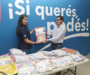 El equipo de la sección Metro recibió la importante donación en la sede del programa Becas 2020.