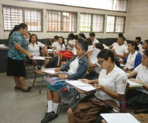 En clase docentes y alumnos de la sección III-2 de ciclo común. Foto: Efraín Salgado/EL HERALDO.