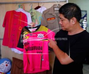 Banphot Konkum, padre de Duangpetch Promthep, muestra la camiseta de fútbol de su hijo en Mae Sai, Tailandia, viernes 13 de julio de 2018. Es uno de los niños que quedaron atrapados en una cueva durante días.