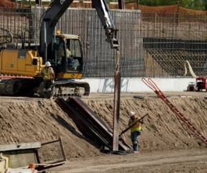 La construcción de muros avanza a paso firme en la frontera entre EEUU y México, como en este que se está erigiendo en Mission, Texas. El gobierno de Donald Trump intensificó esos trabajos en el último año. Foto del 16 de noviembre del 2020. (AP Photo/Eric Gay).