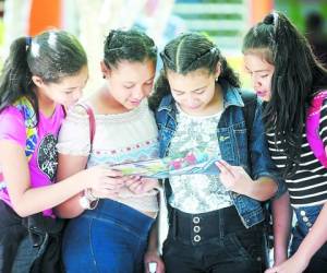 Las niñas de la Escuela Centroamérica Oeste mientras leían la revista. Foto: Alejandro Amador/ EL HERALDO.