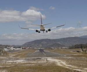 Unos 10 vuelos diarios recibe el aeropuerto Toncontín entre nacionales y extranjeros, lo que deja un flujo de mil pasajeros al día.