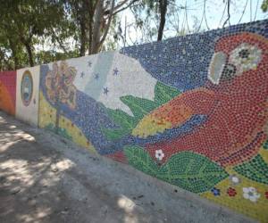 Así luce el mural elaborado por el artista Denis Berríos y niños del CEB San Miguel de Heredia, patrocinado por Cascadas Mall como premio de Escuelas Amigables con el Ambiente. Foto: Efrain Salgado/El Heraldo.