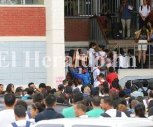 Estudiantes de la facultad de Odontología exigen a los protestantes que abran los accesos al edificio para recibir clases. Fotos: Estalin Irias/ EL HERALDO
