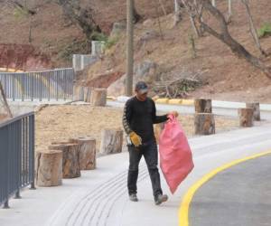 Personal de la FET realiza limpieza del sendero previo a la inauguración. Foto: David Romero/EL HERALDO.