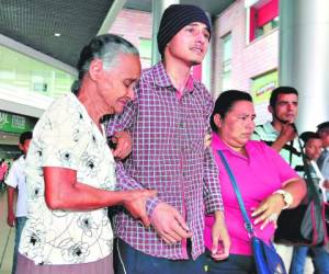 Momento en que Brayan Escoto es recibido por sus familiares en el Aeropuerto Internacional Toncontín. (Foto: David Romero)