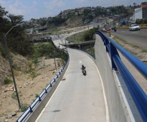 Uno de los retornos de la vía rápida ya se encuentra habilitado a inmediaciones del puente Río Grande. Foto: David Romero/EL HERALDO.