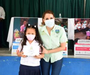 La subsecretaria de Seguridad en Prevención, Alejandra Hernández, entregó los dispositivos a los menores.