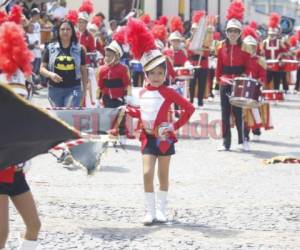 Los menores desfilaron por las calles de Comayagua con alegres marchas. (Foto: El Heraldo)