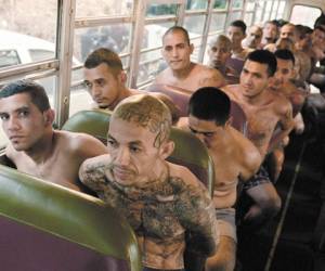 Gang members are seen inside a bus as they are transferred to a high-security prison on April 24, 2015 in Izalco, El Salvador. About 400 feared gang members were transferred under heavy guard to a high-security prison in El Salvador in an attempt Friday to choke the criminal networks behind an upsurge in already sky-high violence. AFP PHOTO / Marvin RECINOS
