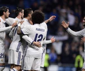 Los jugadores del Real Madrid celebran el empate ante Las Palmas en el juego por la vigésimo quinta fecha de la liga española (Foto: Agencia AFP)