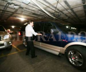 Rafael Leonardo Callejas sale del edificio Palmira en la capital de Honduras.