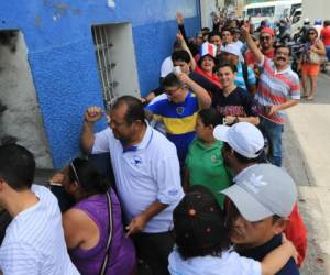 Cientos de capitalinos han abarrotado las taquillas del estadio Nacional para poder adquirir su boleto.