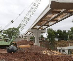 Se trabaja en la instalación de las vigas, para luego hacer los trabajos de fundición en el puente. Foto: Efraín Salgado/EL HERALDO.