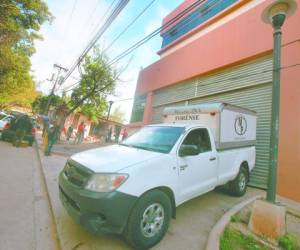 Equipos de la DNIC preparan pesquisas en los negocios que eran propiedad de Alex Berríos. En la imagen, la policía resguarda un car-wash en la colonia Los Ángeles.