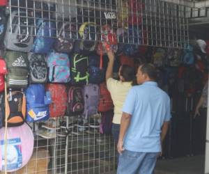Los padres de familia han comenzado a cotizar las mochilas. Foto: Efraín Salgado/ EL HERALDO.