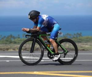 José Alvarado hzo 180 kilómetros en bicicleta en Hawaí.
