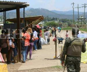 Las autoridades penitenciarias reforzaron los controles de seguridad para las visitas este sábado, dos días después de la fuga de al menos 22 pandilleros. En la tarde, anunciaron que no permitirán visitas este domingo, Día de la Madre en Honduras, fotos: Estalin Irías / EL HERALDO.