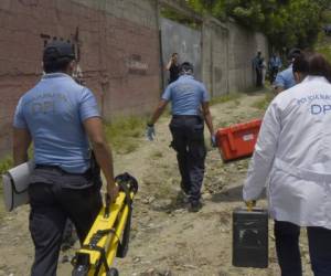 Agentes de la Dirección Policial de Investigación inspeccionaron este miércoles una vivienda en Choloma en busca de pistas por la muerte dantesca de dos mujeres. Foto: Grupo OPSA.