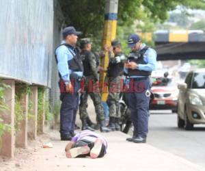 El ahora occiso quedó sobre la acera boca abajo con sus brazos frente al pecho.(Foto: El Heraldo Honduras, Noticias de Honduras)