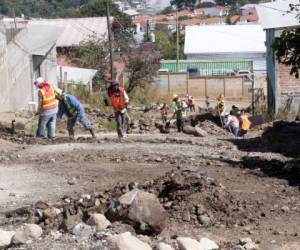 En el sector de Planes del Mogote se realiza la instalación de las tuberías para el agua potable.