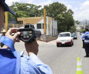 Los medidores de velocidad serán empleados por agentes de Tránsito. Foto: Alejandro Amador/EL HERALDO.