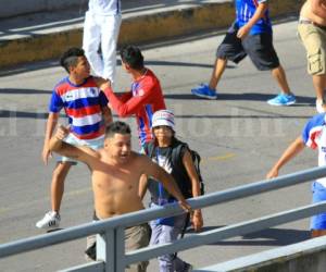 Aficionados de ambos equipos se recibieron a pedradas en las afueras del Estadio Nacional.