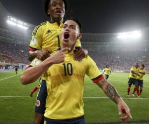 James Rodríguez celebra el gol que pone a soñar a su selección y le permitió clasificar al mundial de Rusia 2018. (Foto: AP/ El Heraldo Honduras, Noticias de Honduras)