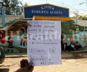 Esta hoja fue hallada pegada en el portón principal del kinder Roberto Acosta en la colonia Hato de Enmedio de Tegucigalpa el pasado 13 de febrero por el personal que traslada a los niños a sus hogares, foto: Estalin Irías / EL HERALDO.