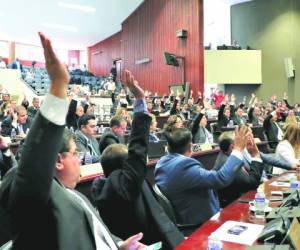 Los ánimos entre los congresistas no se caldearon como en la sesión del martes anterior y aunque prevalecieron lo disensos por las posturas de las bancadas políticas, el oficialismo logró la aprobación total del articulado de este conjunto de enmiendas. La actividad legislativa se volverá a reanudar hasta nuevo aviso.