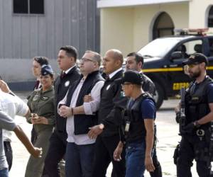 Duarte, quien no lució la barba tupida que mostró en las audiencias judiciales, fue trasladado a México esposado con anteojos y camisa blanca con rayas rojas. (Foto: AFP/ El Heraldo Honduras/ Noticias de Honduras)