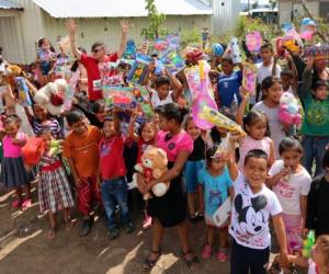 Los pequeños de la comunidad de Santa Clara felices al recibir los obsequios. Foto: Marvin Salgado/El Heraldo