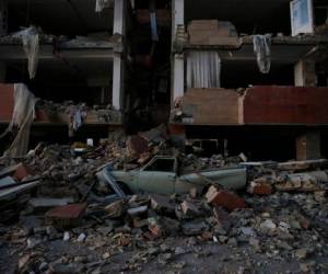 Se ve un vehículo aplanado debajo de los escombros del edificio después de un terremoto de magnitud 7.3 en Sarpol-e Zahab en la provincia iraní de Kermanshah el 13 de noviembre de 2017.