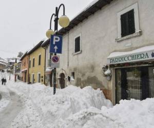 La gente camina en la nieve en la calle principal de Monterale, cerca de Amatrice, después de un terremoto de 5,7 grados de magnitud golpeó la región (Foto: Agencia AFP)