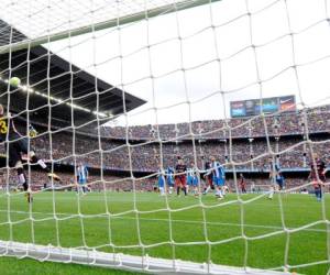 La joya de Messi llegó al minuto siete del primer tiempo a pelota parada, con una puntería que parece puesta con la mano al ángulo de la portería rival.