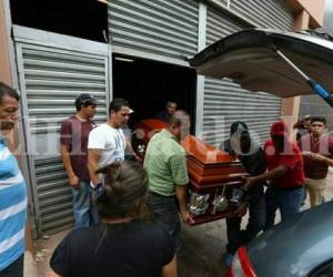 Familiares llegaron a la morgue capitalina este martes a reclamar el cuerpo de Erasmos Santos Velásquez, quien fue abatido a balazos cuando se dirigía a su finca en Guaimaca en compaña de sus hijos, fotos: Estalin Irías / EL HERALDO.