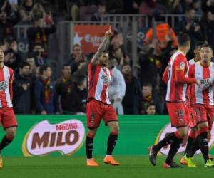 Girona's Spanish midfielder Cristian Portugues (C) celebrates after scoring during the Spanish league football match between FC Barcelona and Girona FC at the Camp Nou stadium in Barcelona on February 24, 2018. / AFP PHOTO / LLUIS GENE