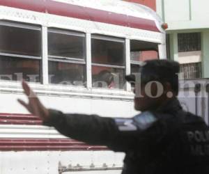 El cuerpo de la víctima, identificada como Seferino Martínez, quedó en el penúltimo asiento de la unidad con ruta Lepaterique-Tegucigalpa, foto: Estalin Irías / EL HERALDO.