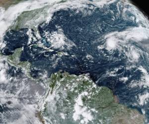 Esta imagen de satélite tomada el jueves 10 de septiembre de 2020, facilitada por la Oficina Nacional de Administración Oceánica y Atmosférica de Estados Unidos (NOAA, por sus siglas en inglés), muestra la formación de tormentas en el Atlántico. Foto: AP