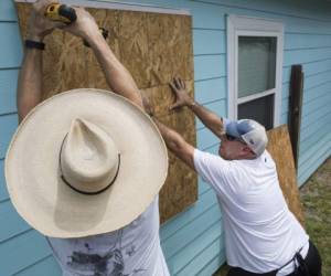 La tormenta Harvey ha adquirido fuerza de huracán y se abatirá sobre la costa de Texas con gran fuerza, vaticinaron el jueves meteorólogos. Sus ciudadanos ya se preparan para recibirlo. Fotos: AP.