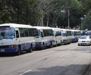 Los conductores de buses realizaron el paro en el bulevar Los Próceres. Foto: Marvin Salgado/El Heraldo.