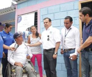 El ministro de Sedis, Ricardo Cardona, realizó la entrega de la vivienda en Monte de los Olivos a Justo Pastor.