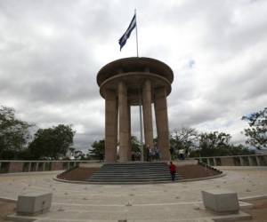 Así luce el revitalizado Monumento a la Paz, del cerro Juana Laínez, el proyecto tiene una avance del 85%. Se colocó adoquín y se puede acceder por cualquier lado. Será el nuevo atractivo familiar de la capital. Foto: David Romero/EL HERALDO.