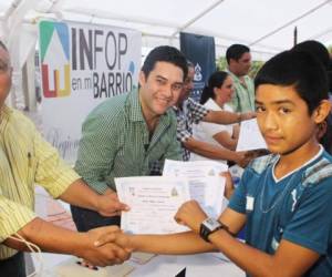 El titular de Infop, Juan Diego Zelaya, durante la entrega de certificados.