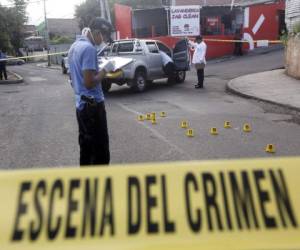 El vehículo en el que se conducía la ingeniera Lesbia Concepción Martínez quedó perforado a tiros. El hecho ocurrió en la calle principal de la colonia Miraflores de Tegucigalpa, foto: Estalin Irías.