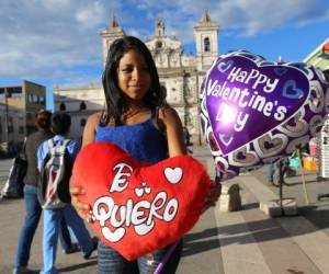 Los corazones, en forma de peluches y globos, son buscados por los capitalinos para obsequiarlos a los seres queridos. Foto: Marvin Salgado/EL HERALDO.