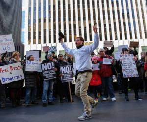 Manifestantes en Nueva York en contra de las nuevas medidas de Donald Trump con la prensa (Foto: Agencias/AFP / Noticias de Estados Unidos)