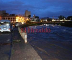 Las aguas del río Choluteca crecieron ante la imparable lluvia que cae en la capital de Honduras lo que ocasionó inundaciones en varias colonias aledañas. Fotos: David Romero/ EL HERALDO