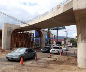 El paso elevado que se construye en la entrada de la colonia América avanza en un 75 por ciento y se pretende entregar a finales de diciembre.